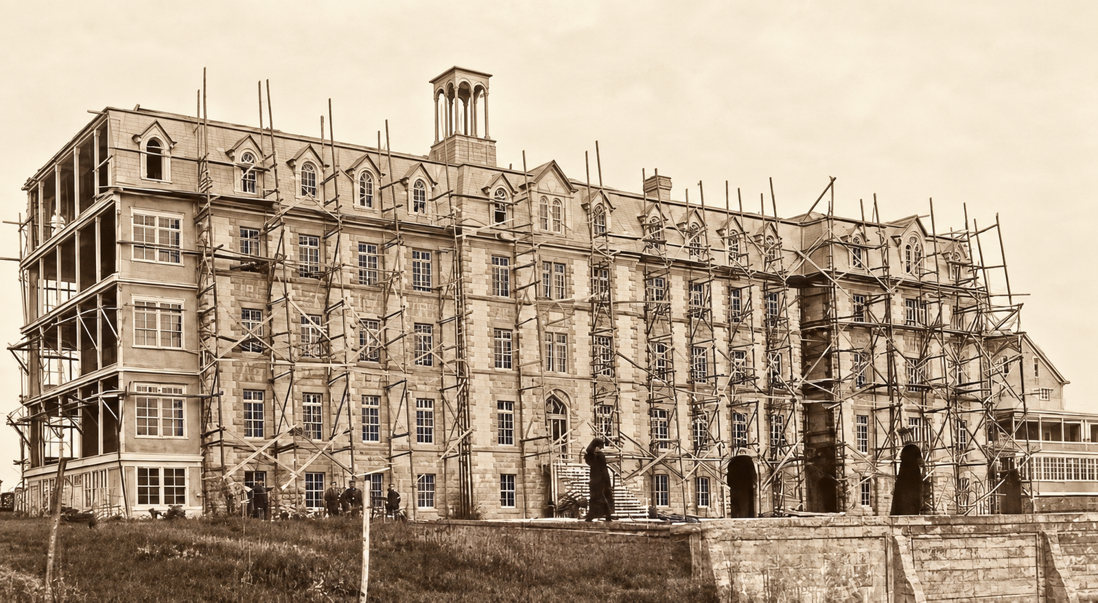 Le deuxième collège en construction en 1920