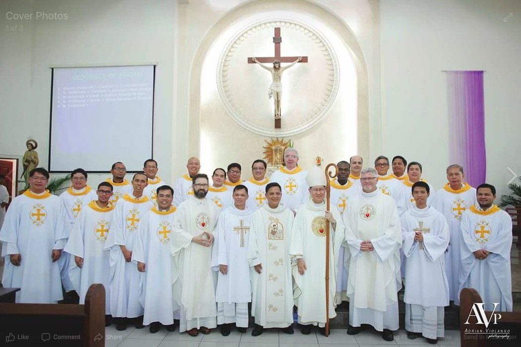 La communauté eudiste des Philippines réunie dans une église